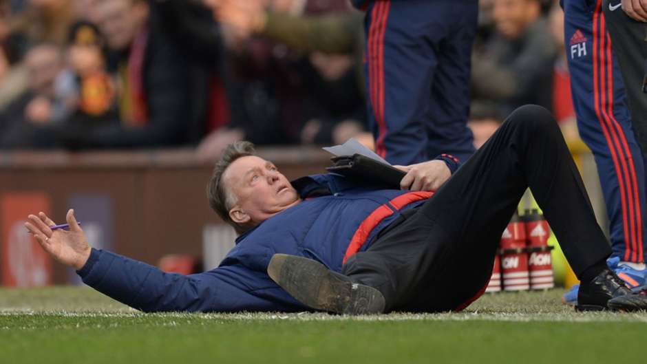 Van gaal simulando una falta