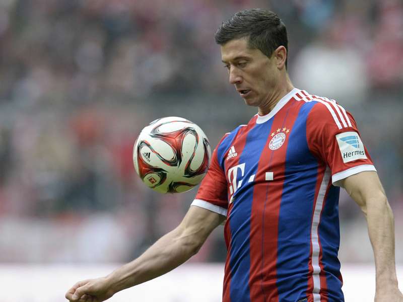 Münchens Lewandowski kontrolliert den Ball
