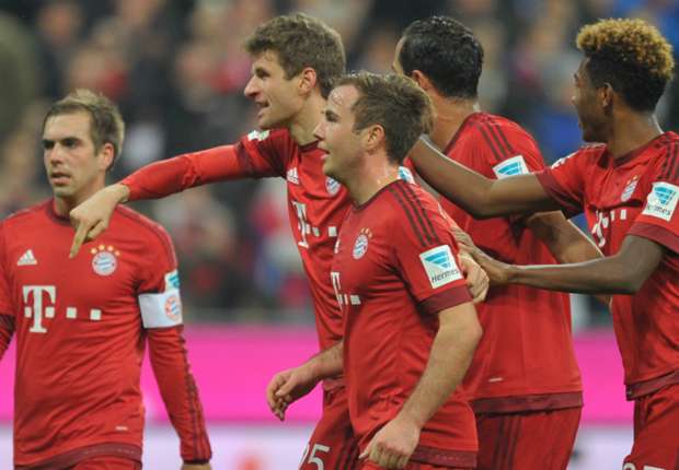 Die Spieler des FC Bayern München bejubeln den ersten der zwei Treffer von Thomas Müller