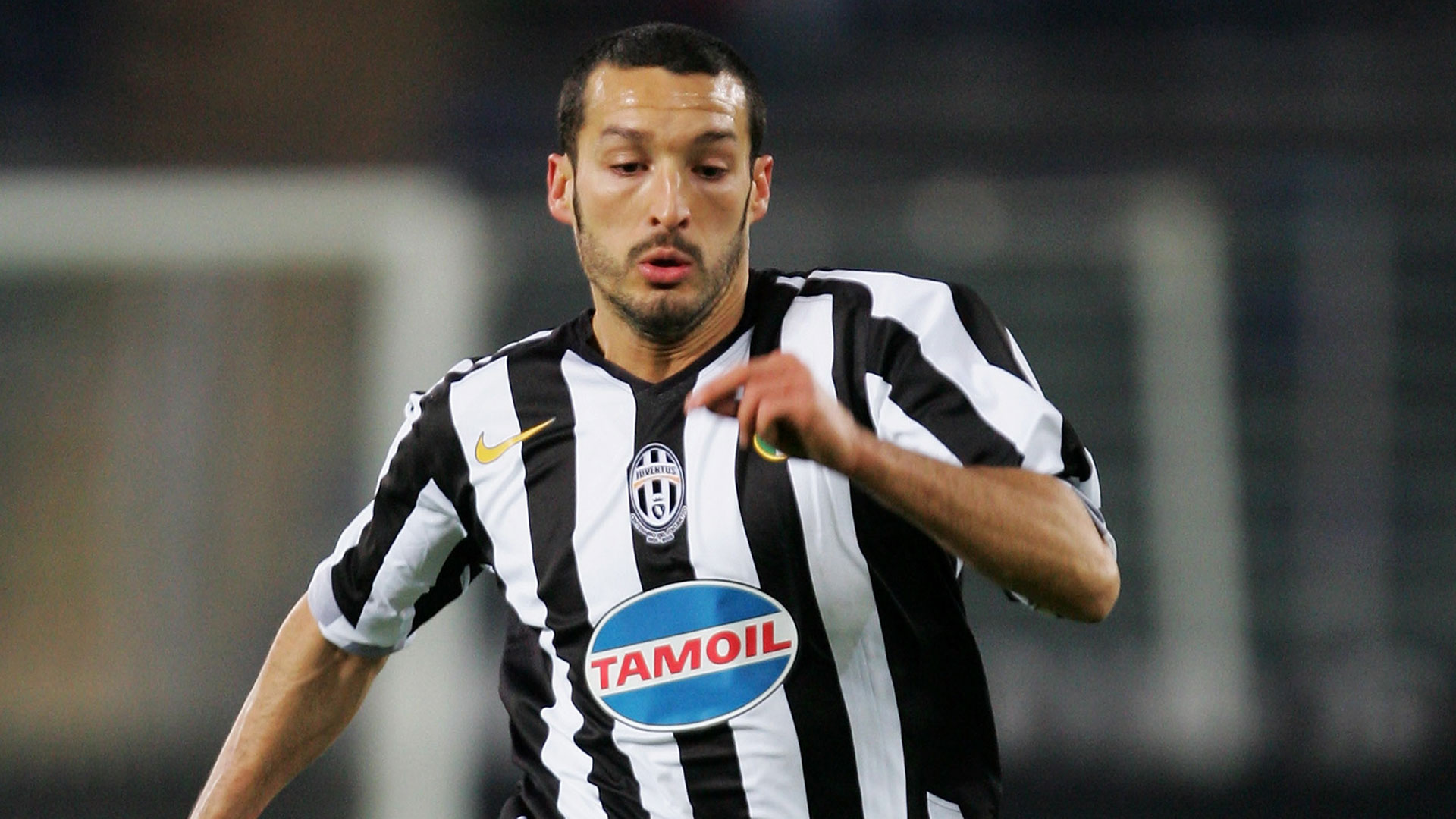 Zambrotta Juve - Gianluca Zambrotta Of Juventus Runs With The Ball ...