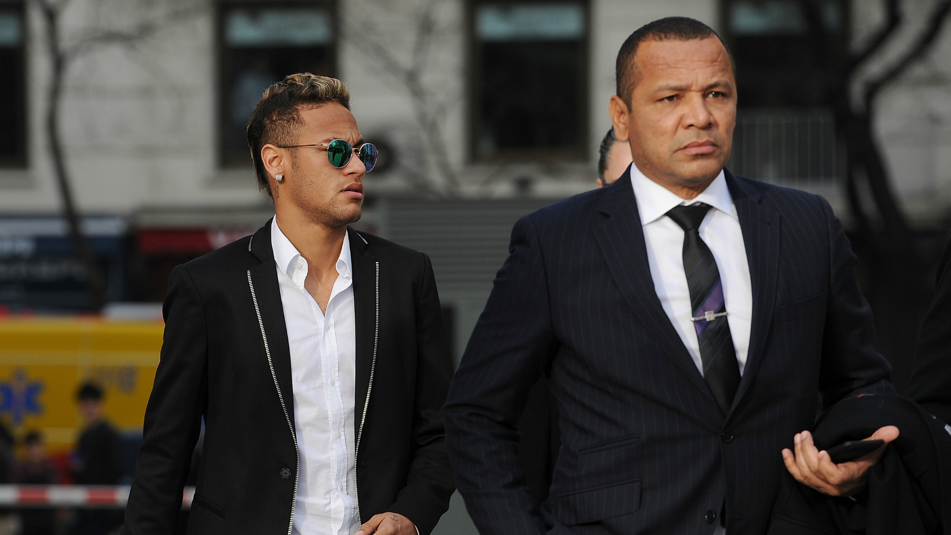 Neymar LOS VÍDEOS DE SU DECLARACIÓN ANTE EL JUEZ Neymar-and-father-court_e5ybb608rgn61umuvpyalwjm8