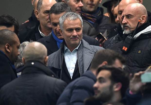 Jose Mourinho menyaksikan laga Inter versus Sampdoria