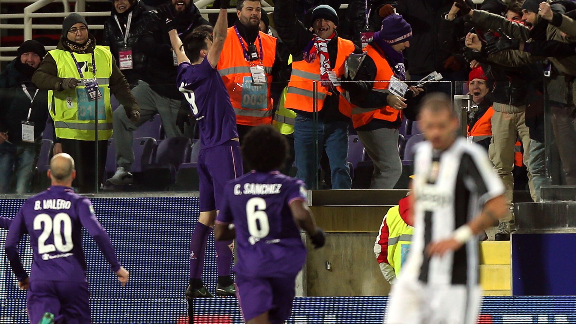 Kalinic esulta dopo l'1-0 contro la Juventus (la partita finirà 2-1 per i viola): a proposito di emozioni ipocrite