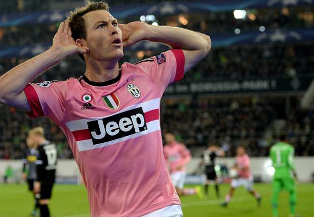 Lichtsteiner torna e segna