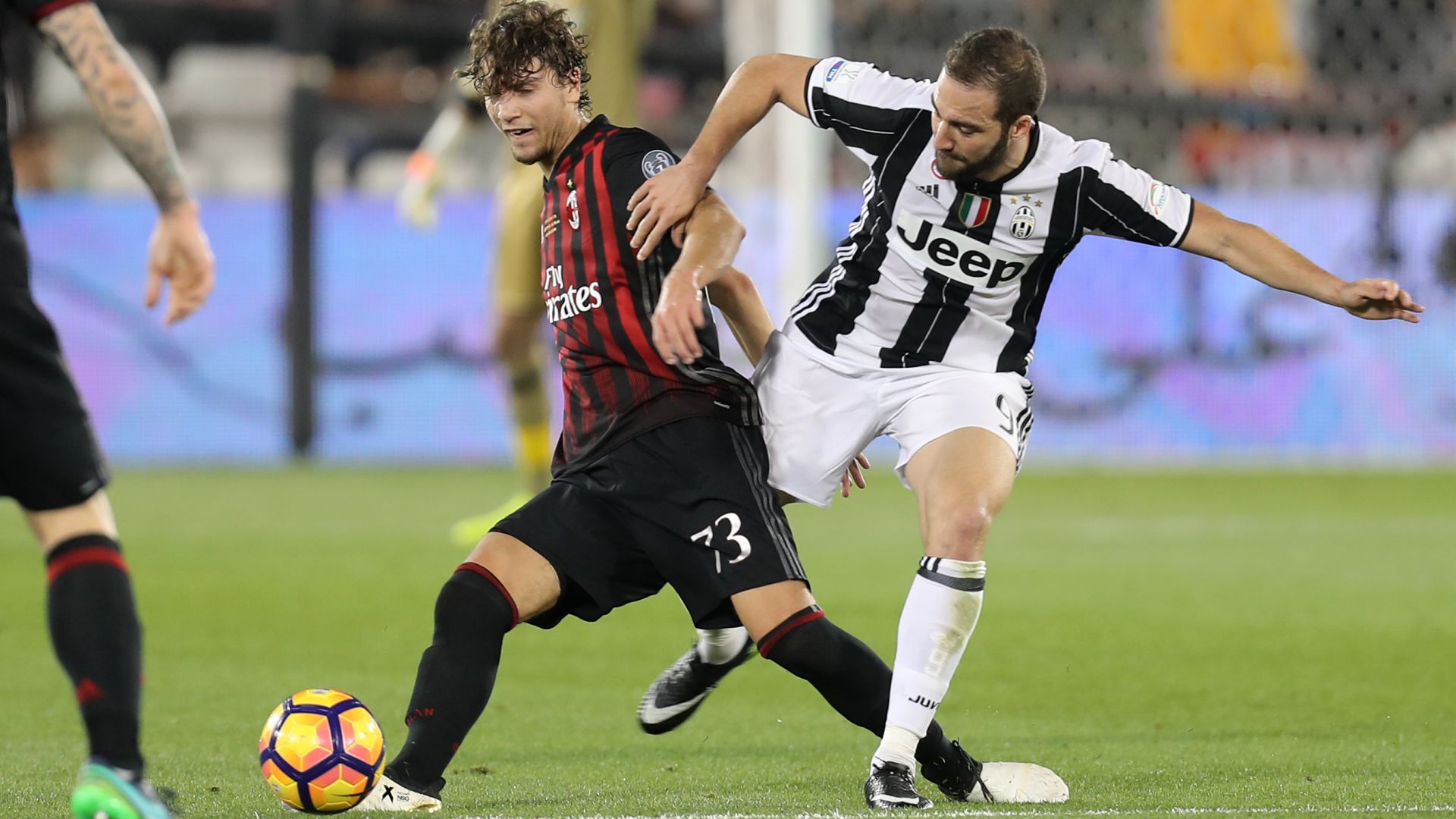 locatelli-higuain-juventus-milan_c28qha6