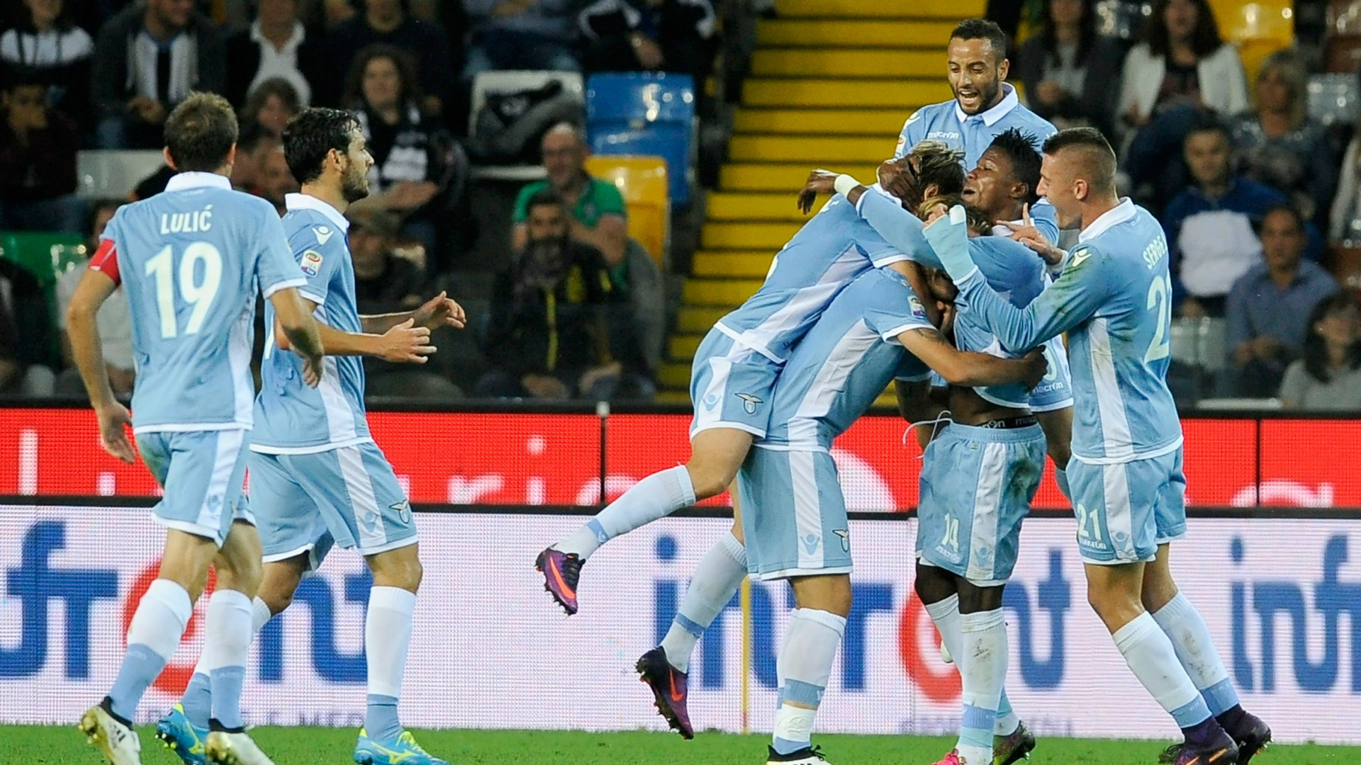 Keita festeggiato dai compagni dopo il goal all'Udinese