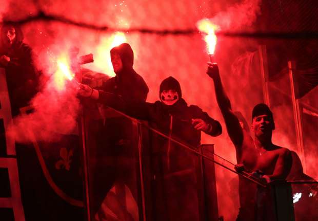 Tifosi bosniaci lanciano bengala sul terreno di gioco