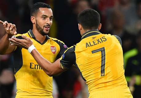 Walcott on fire as Arsenal win again
