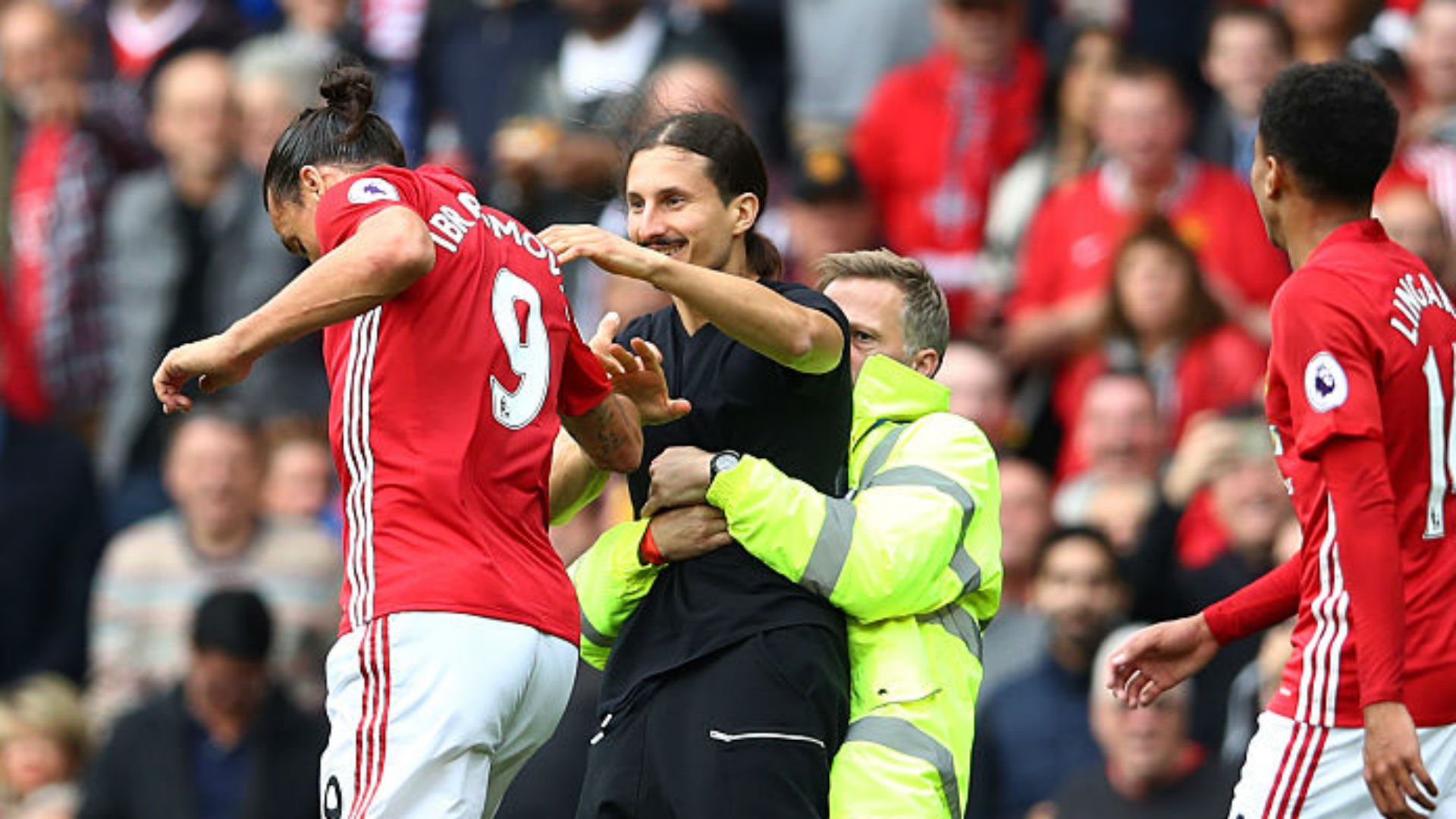 zlatanibrahimovicpitchinvadermanchesterunited24092016 zlatanibrahimovicpitchinvadermanchesterunited24092016