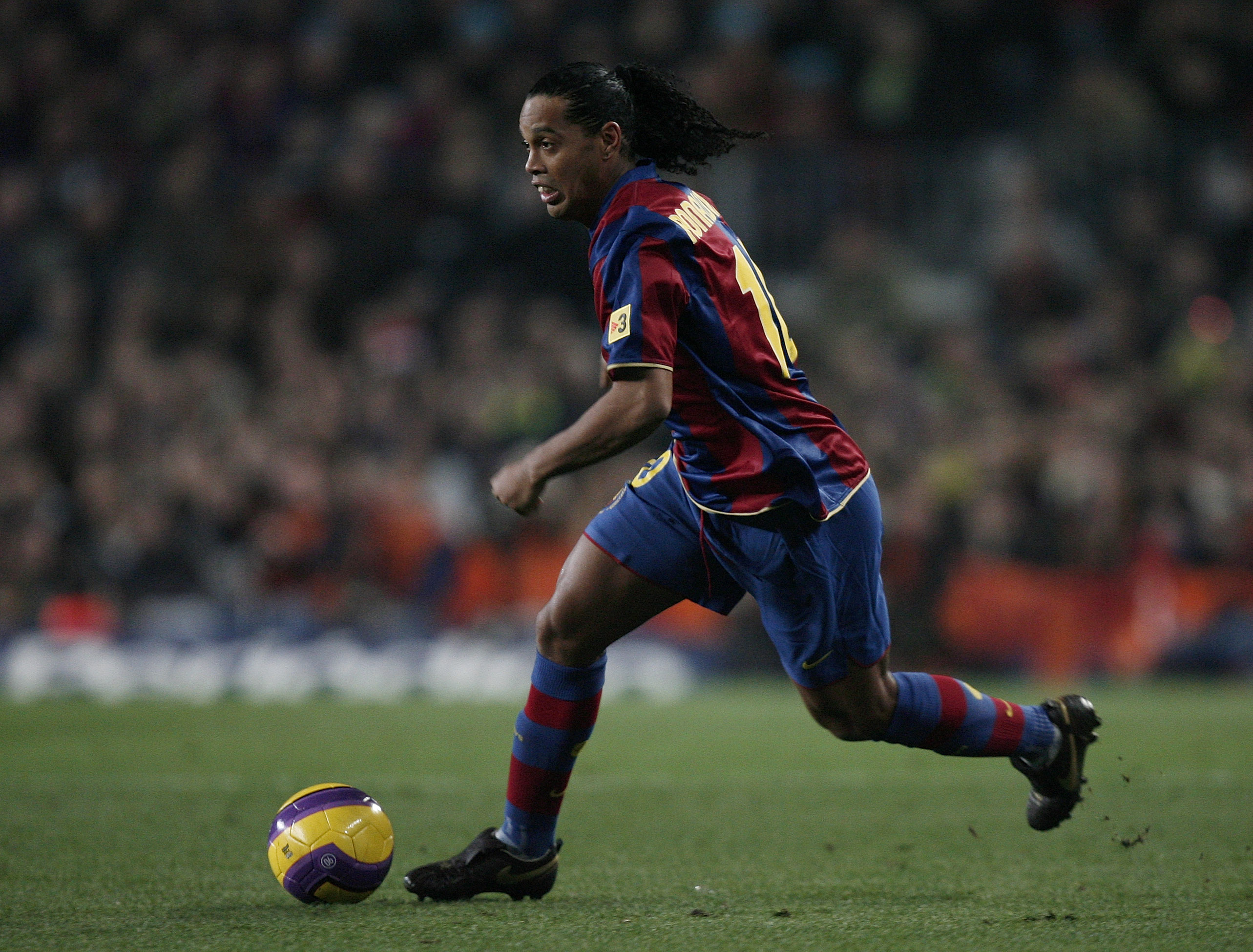 A 14 Años De Su Presentación: 10 Momentos De Ronaldinho En El Barcelona