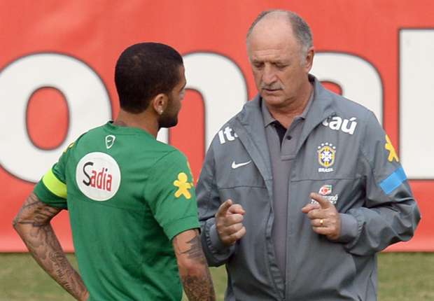 VIDEO: Scolari kicks Dani Alves in Brazil training