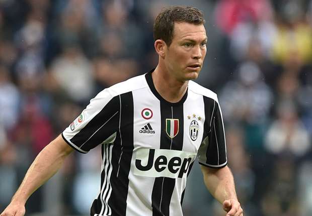 Hasil gambar untuk lichtsteiner juventus