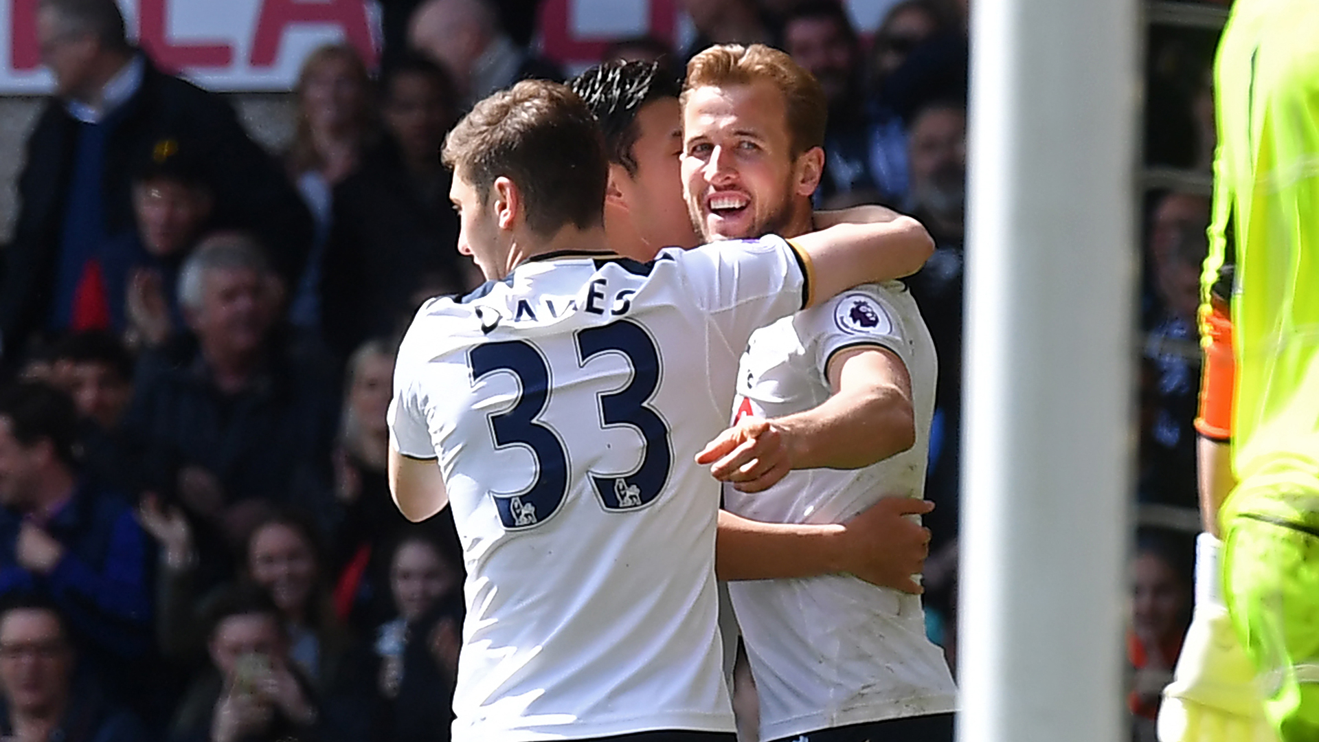 Tottenham golea y presiona la líder Chelsea