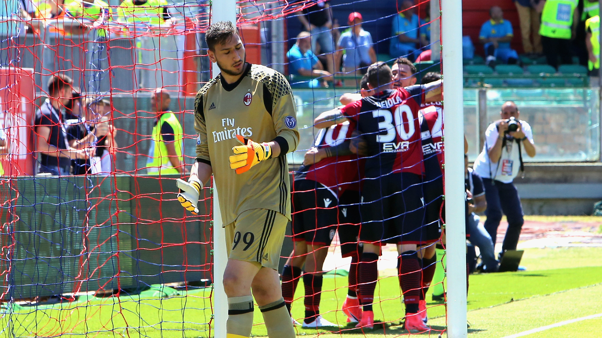 Milan acaba la temporada con derrota ante Cagliari