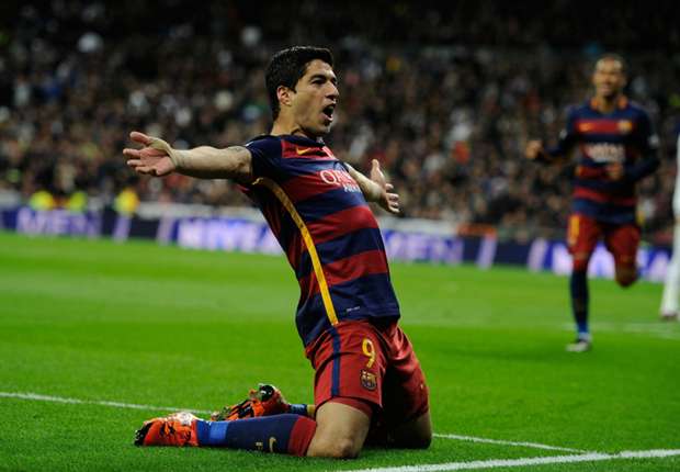 Luis Suarez celebrates scoring in El Clasico