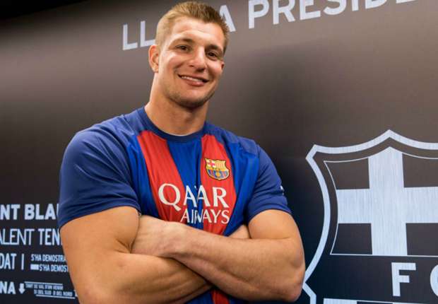 ¿Cuánto mide Lionel Messi? - Estatura y peso - Real height - Página 3 Gronkowski-cropped_19fvu5p8dtpgs1n9w17iojpuk0