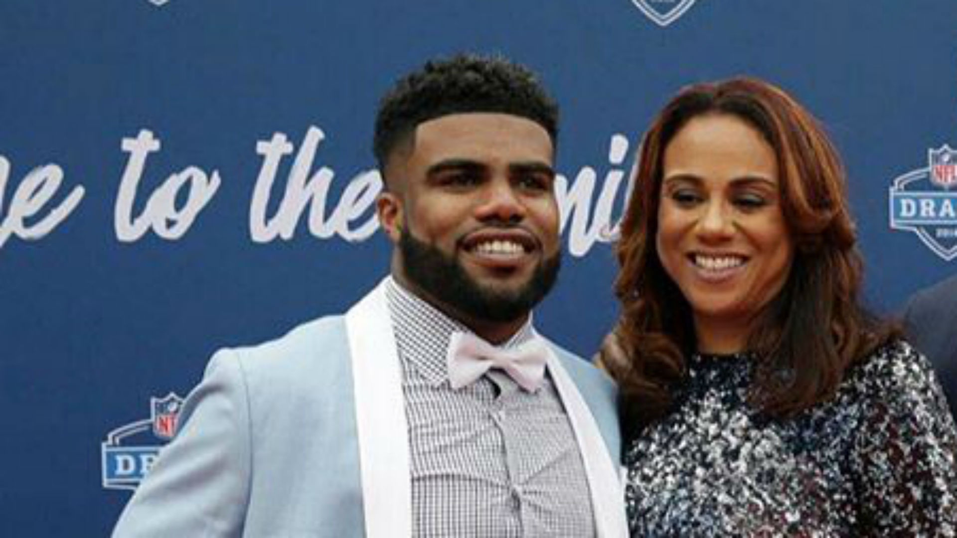 Cowboys' Ezekiel Elliott has to ignore his mom's endless tweets | NFL | Sporting News