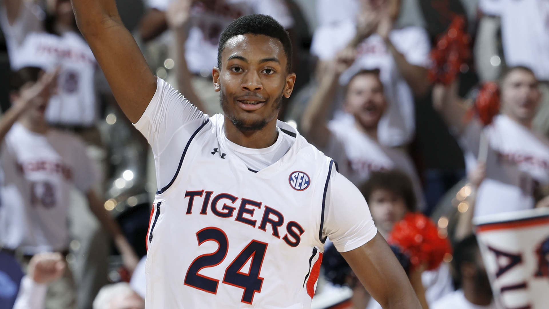 Auburn's Anfernee McLemore stretchered off court after gruesome ankle injury Auburn's Anfernee McLemore stretchered off court after gruesome ankle injury