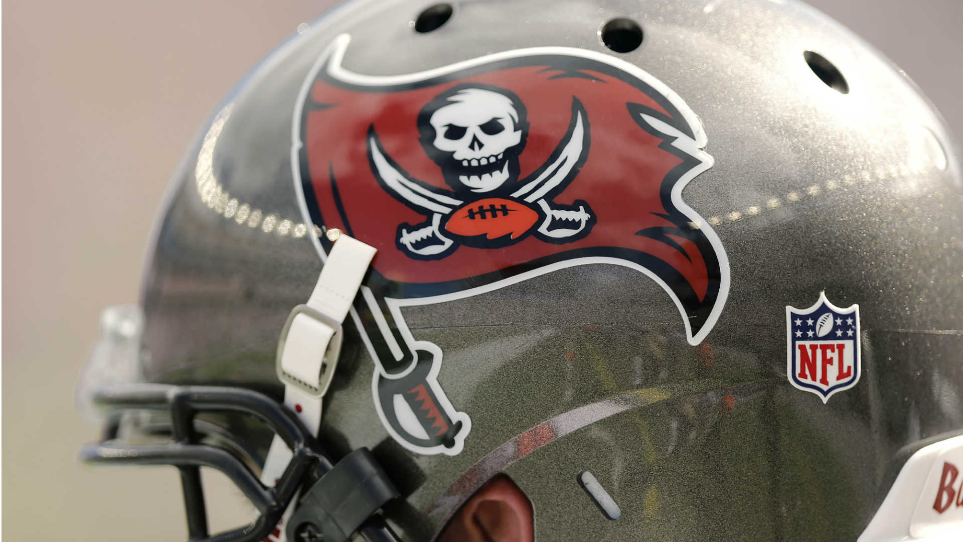Buccaneers Linemen Prank Undrafted Rookies With Massive Dinner Bill Buccaneers Linemen Prank Undrafted Rookies With Massive Dinner Bill