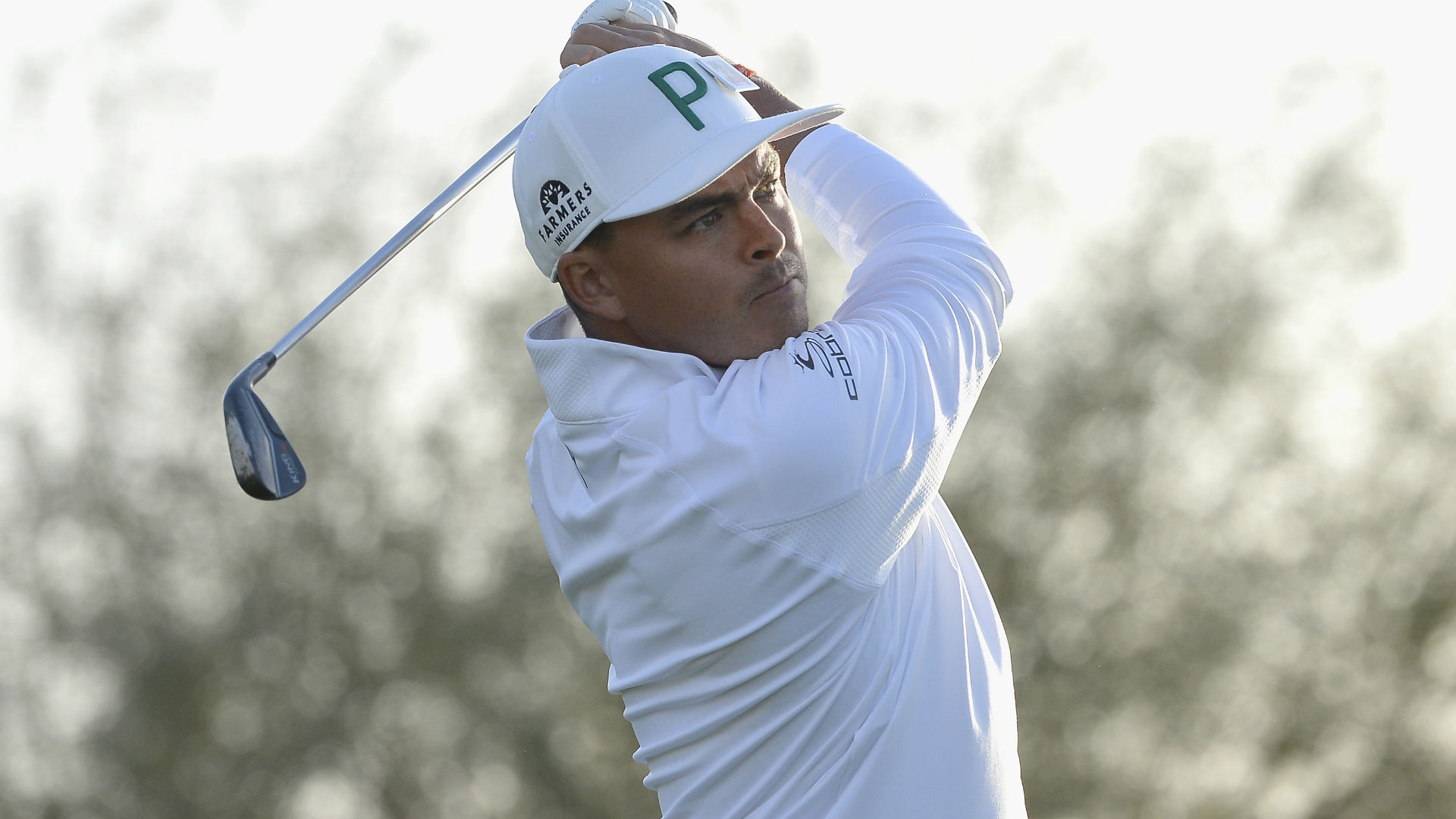Rickie Fowler plays with heavy heart, honors young fan who died