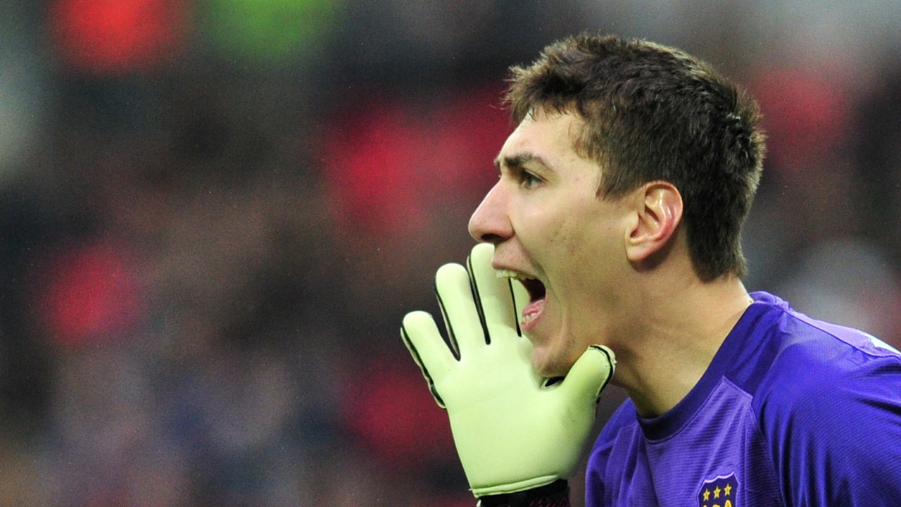 Lens and Pantilimon star as Sunderland beat Hannover Lens and Pantilimon star as Sunderland beat Hannover