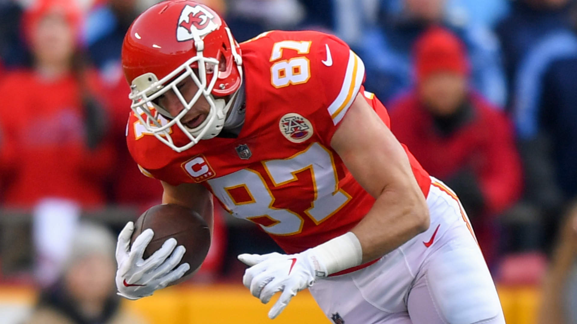 Travis Kelce wobbly after taking big hit against Titans