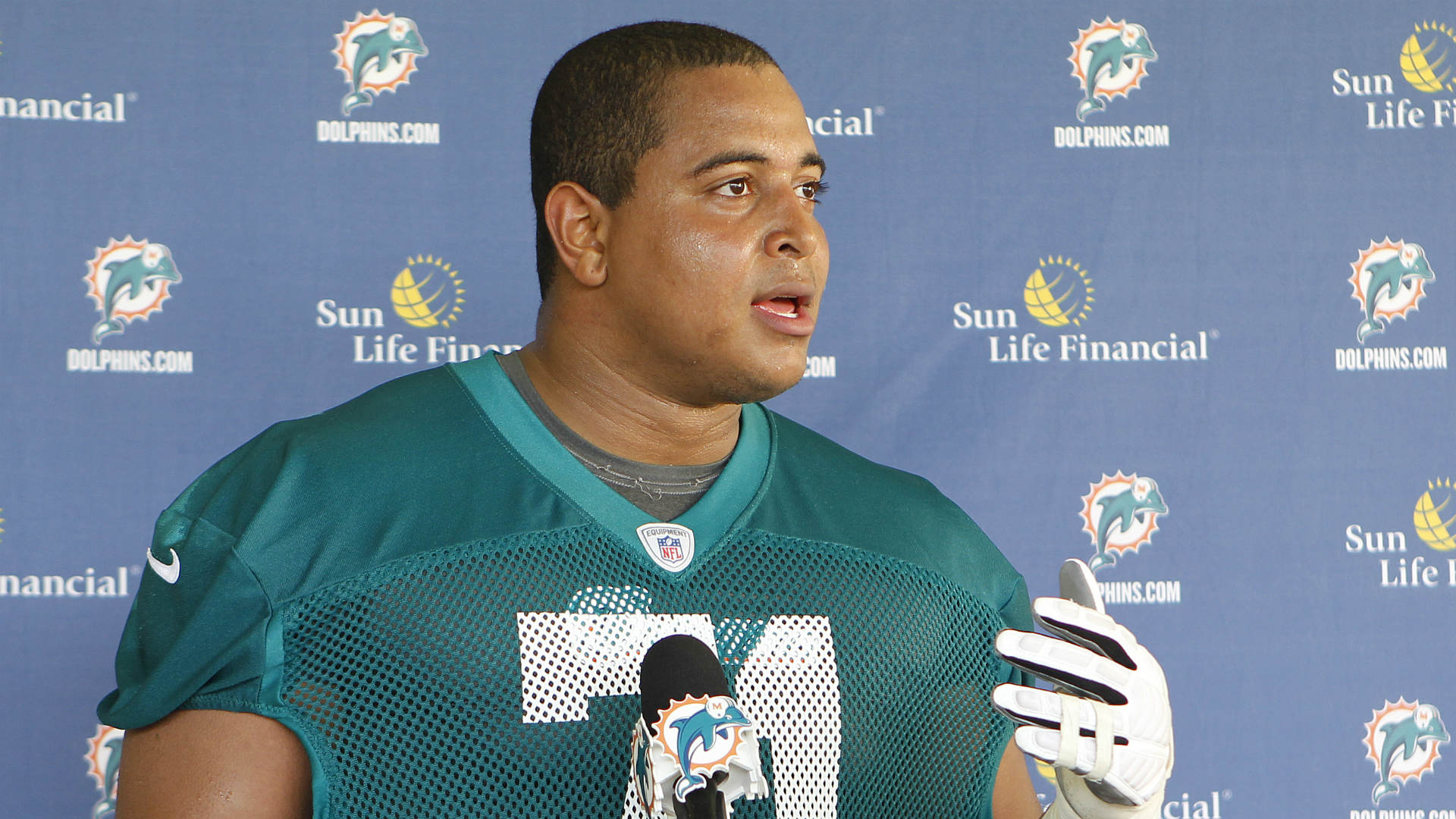 Ex-NFL lineman Jonathan Martin had loaded gun, knife, axe when detained, report says
