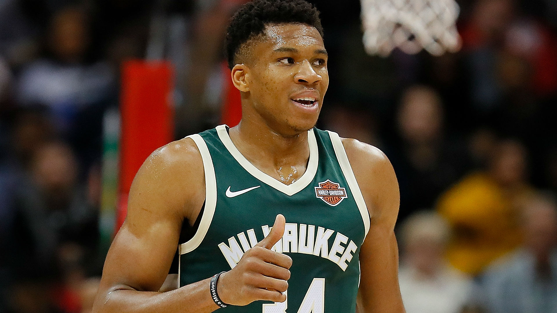 NBA wrap: Giannis Antetokounmpo guía remontada de los Bucks sobre los 76ers.