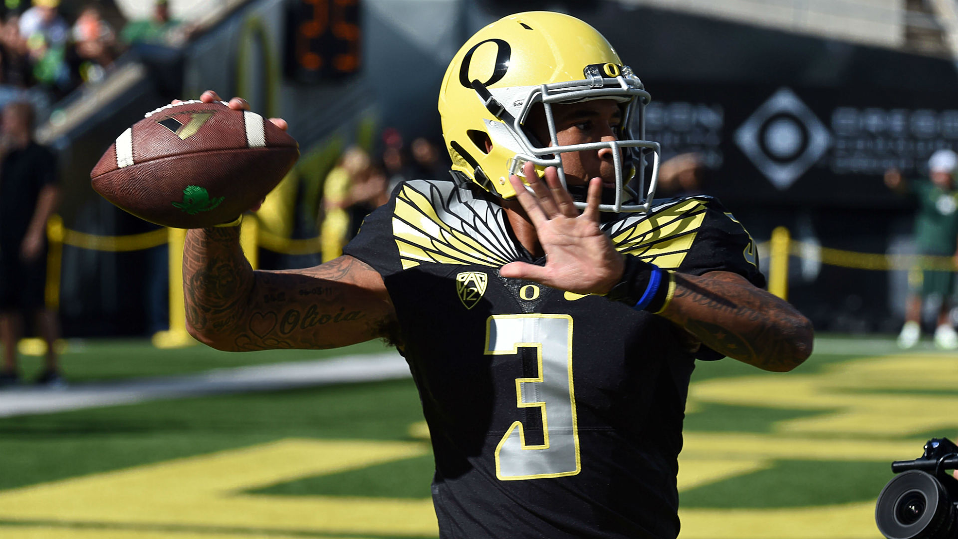 Oregon QB Vernon Adams Jr. Reportedly To Play With Injured Finger ...