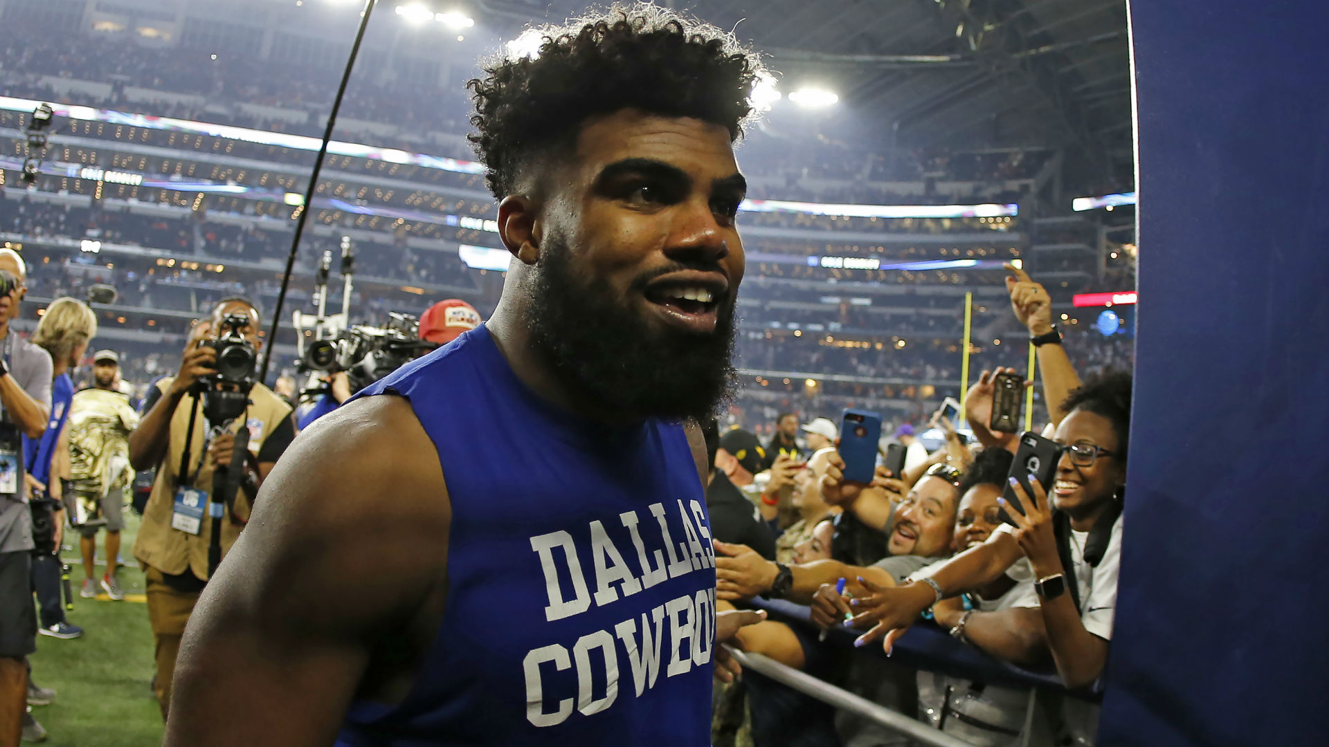 Cowboys' Ezekiel Elliott planning trip abroad amid contract holdout, report says