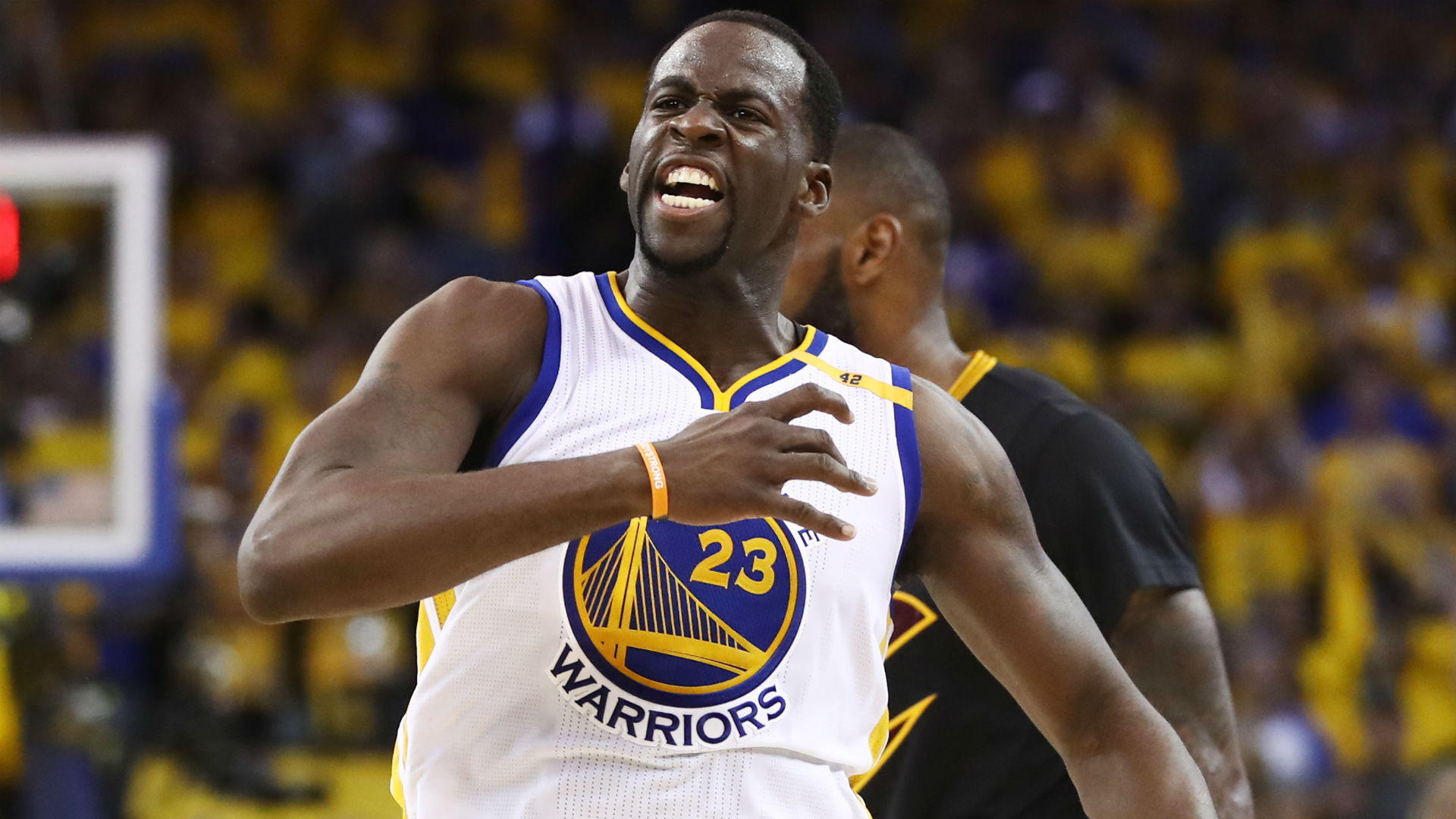 NBA wrap: Warriors blow 27-point halftime lead, hold on for win over Raptors
