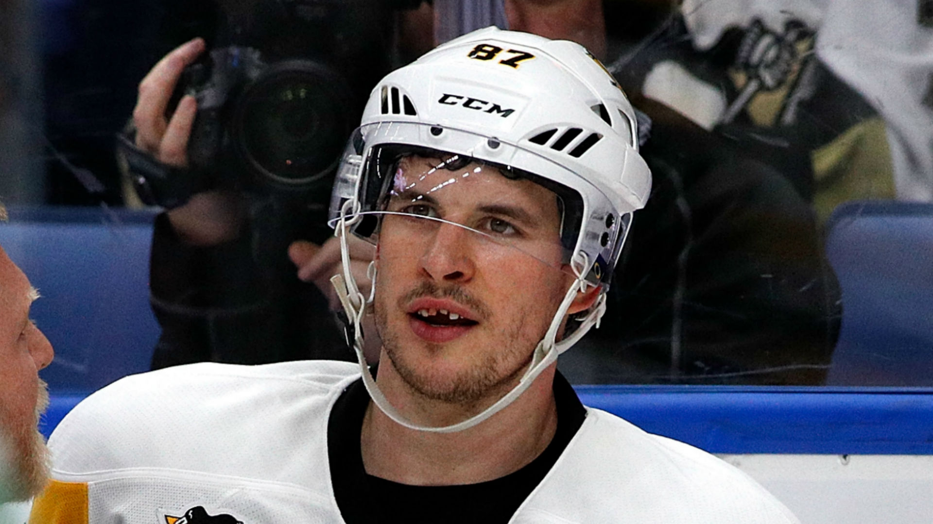 Sidney Crosby loses teeth, drops jaws as Penguins clinch playoff berth