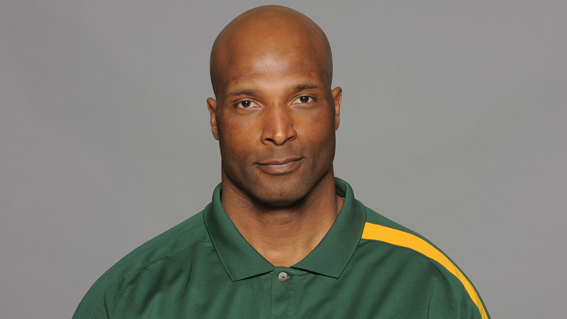 Watch: Packers associate coach Winston Moss stares down reporters in strange scene