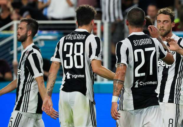 Claudio Marchisio (R) leads Juventus celebrations