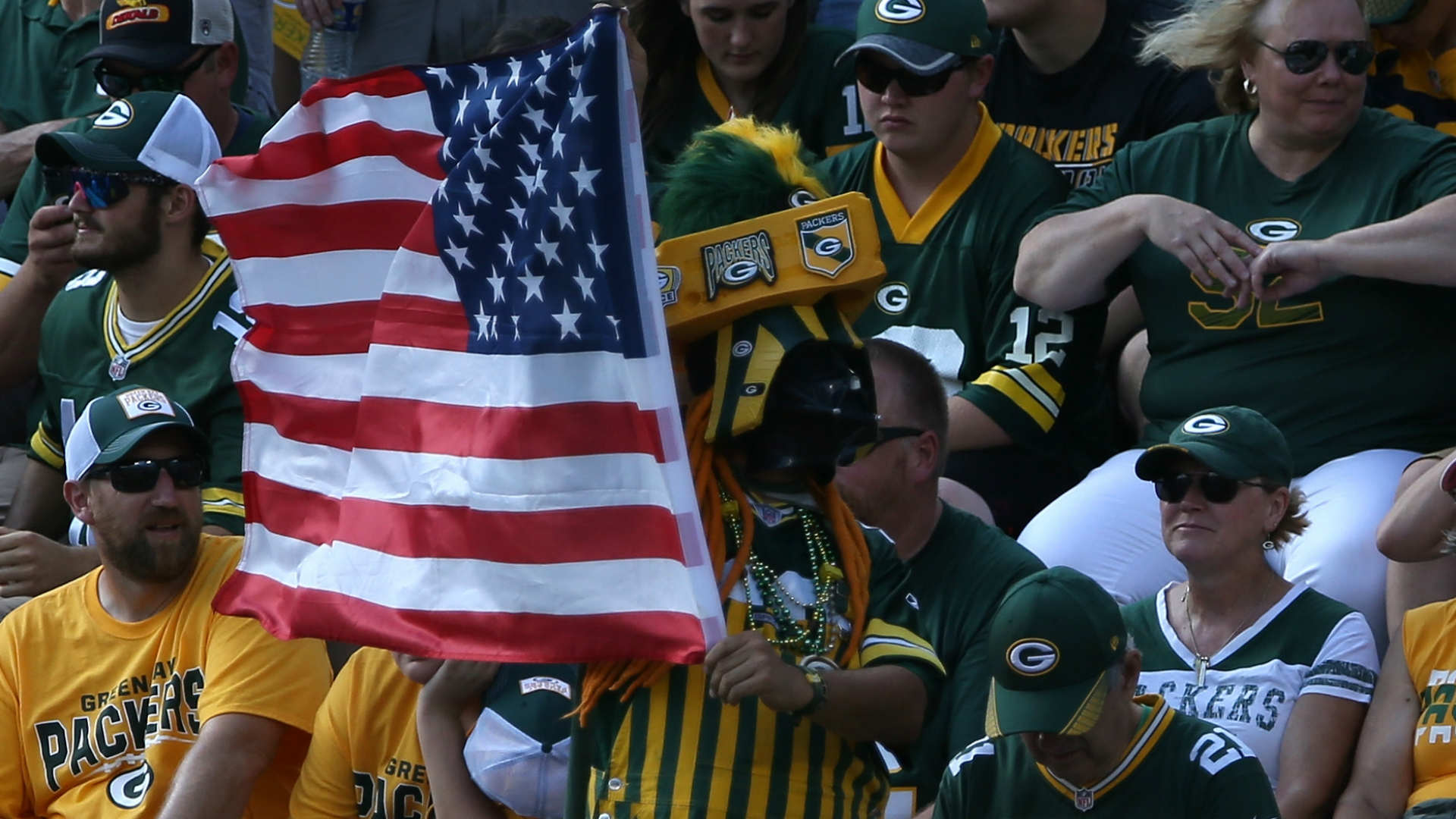 Bears, Packers teams and fans stand united during national anthem