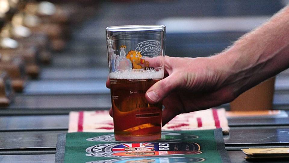 Watch Woman catches foul ball at BravesPadres game with her beer
