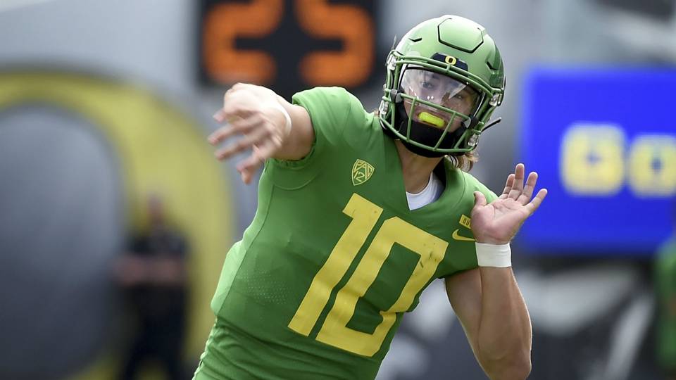 Oregon QB Justin Herbert to return for senior season