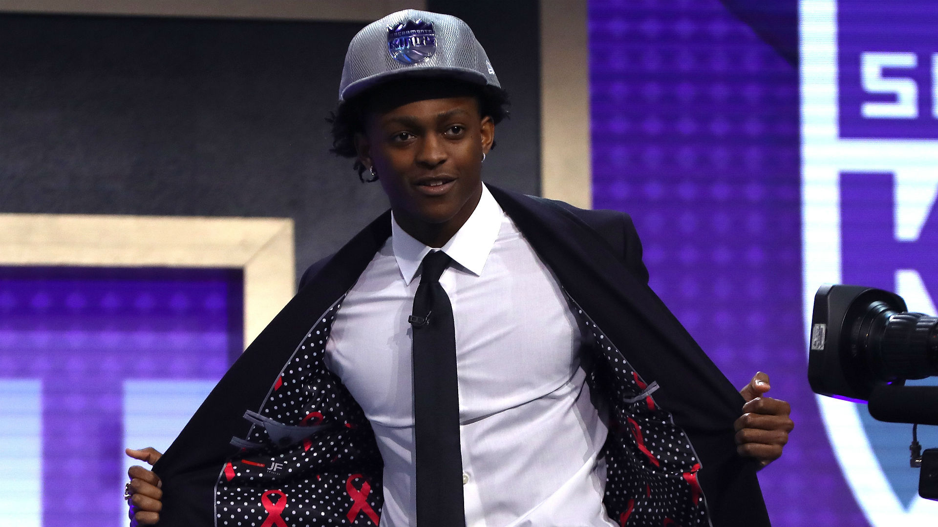 De'Aaron Fox injury update: Kings guard out at least 2 weeks with torn quad muscle