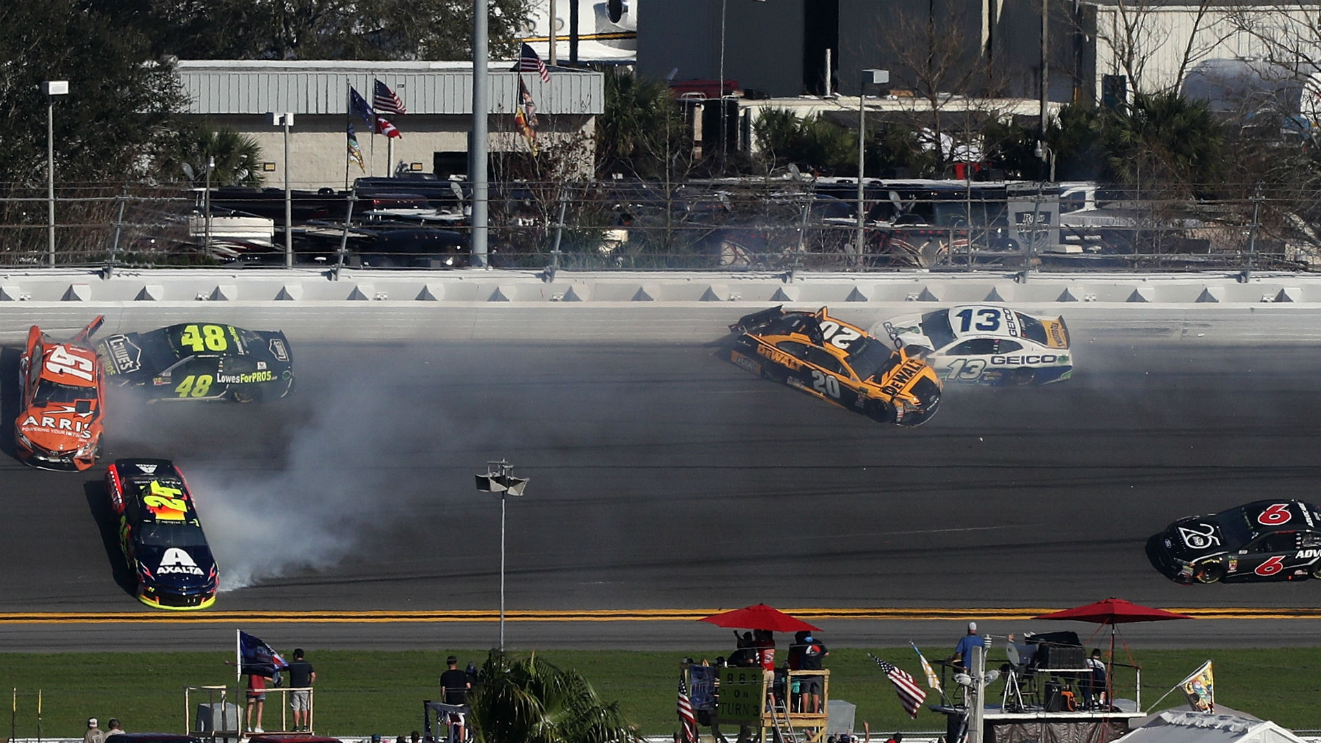 Watch: Kyle Busch, Jimmie Johnson, others crash early in 2018 Daytona 500
