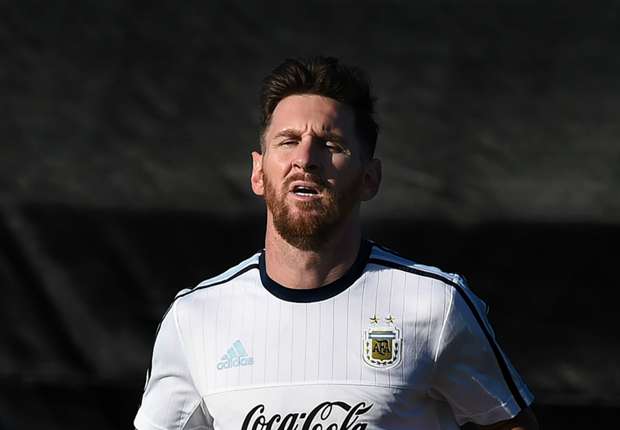 Security breach as woman makes lunge for messi in chicago ...