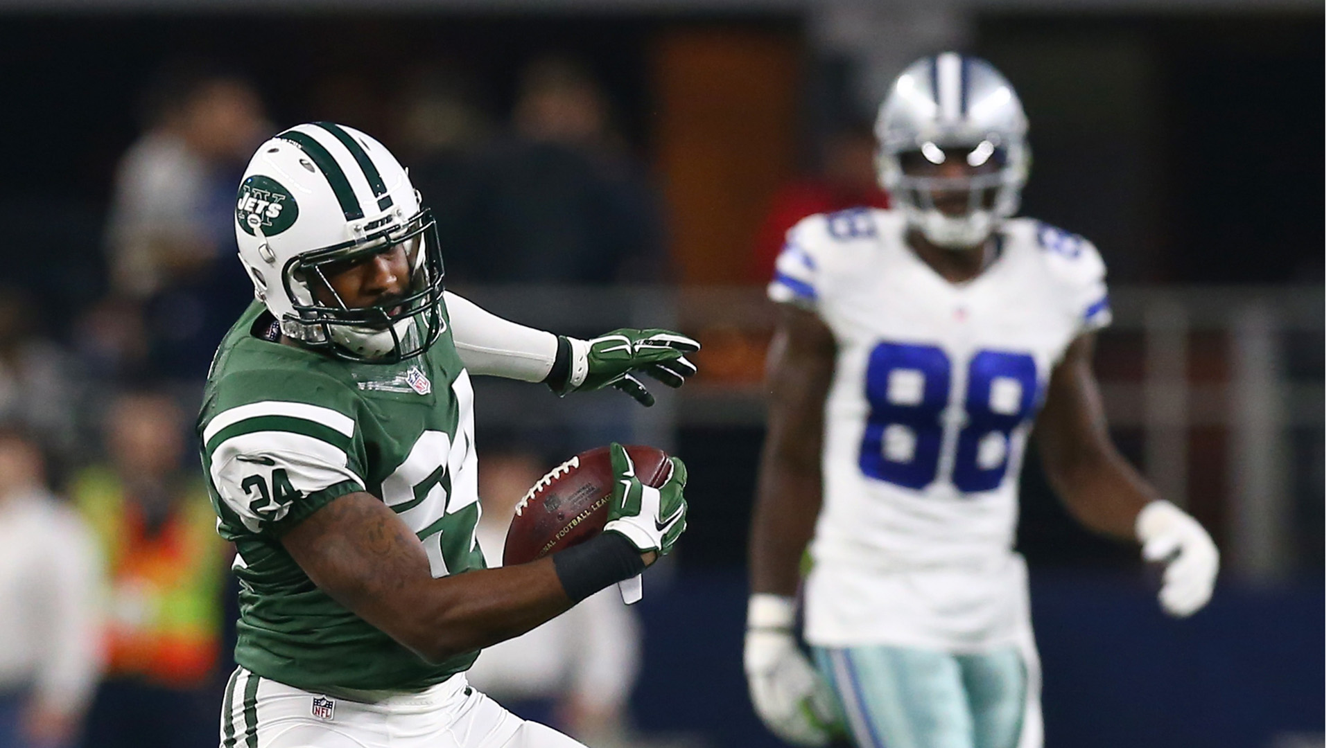 Dez Bryant recruits free-agent CB Darrelle Revis on Twitter
