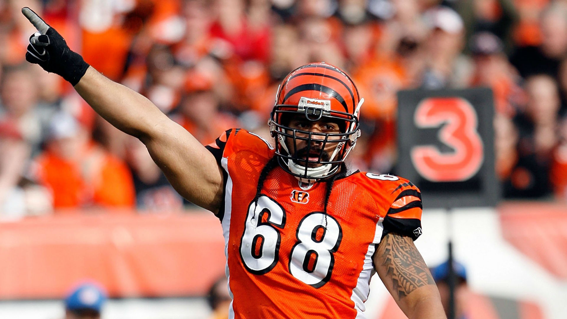 Ex-NFL player accused of assaulting wife, sister with pipe, golf club, broom handle