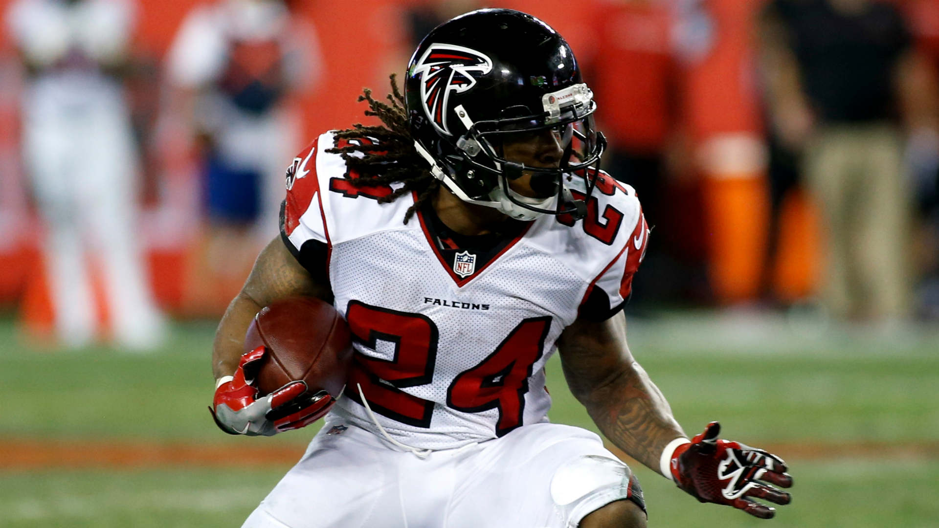Falcons' Devonta Freeman told by Warrick Dunn to stop taking so many hits