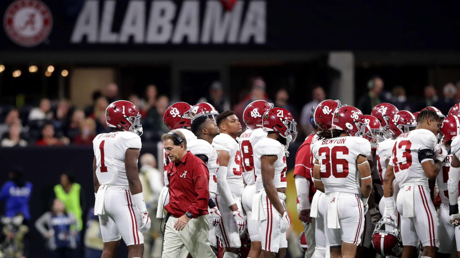Alabama freshman Kyriq McDonald collapses on sideline