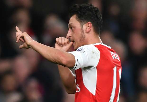 Ozil ra yêu sách với Arsenal