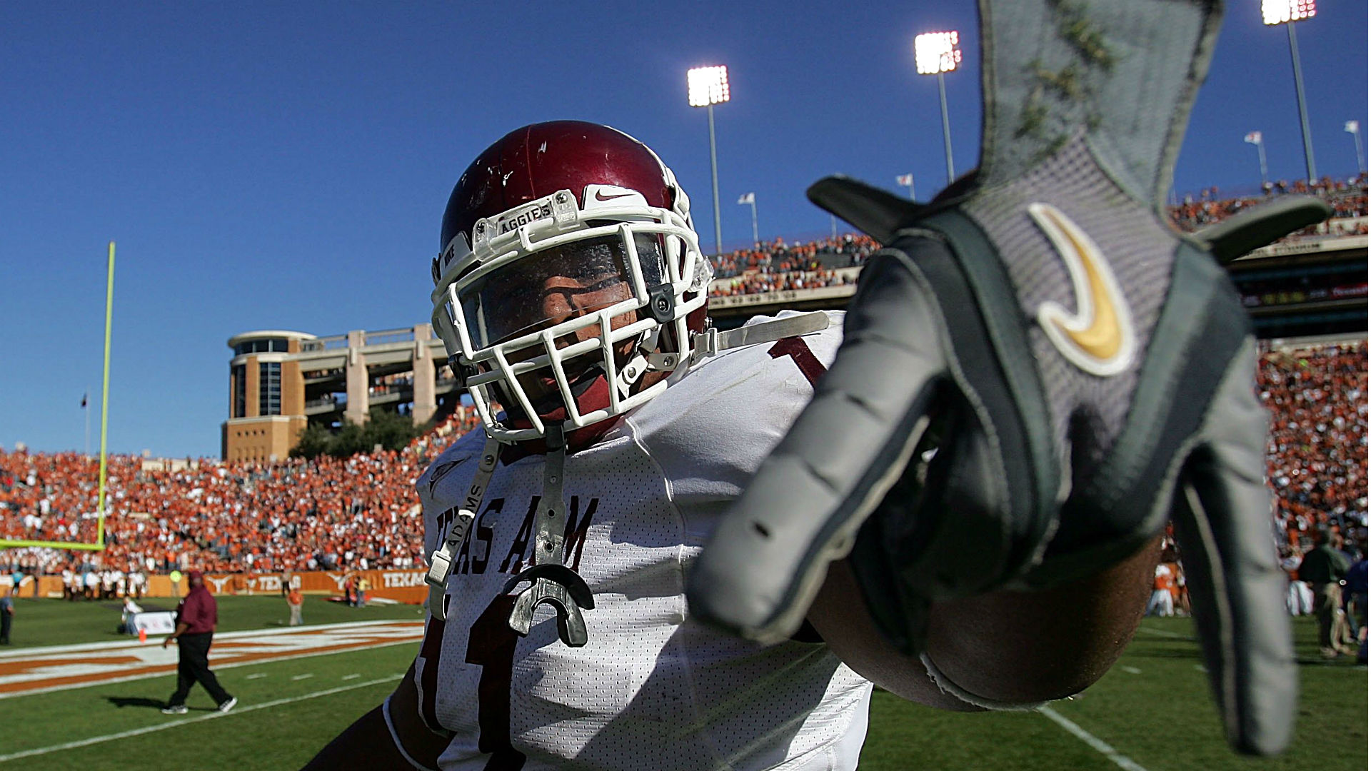 Big 12 says 'Horns Down' symbol only OK in certain situations