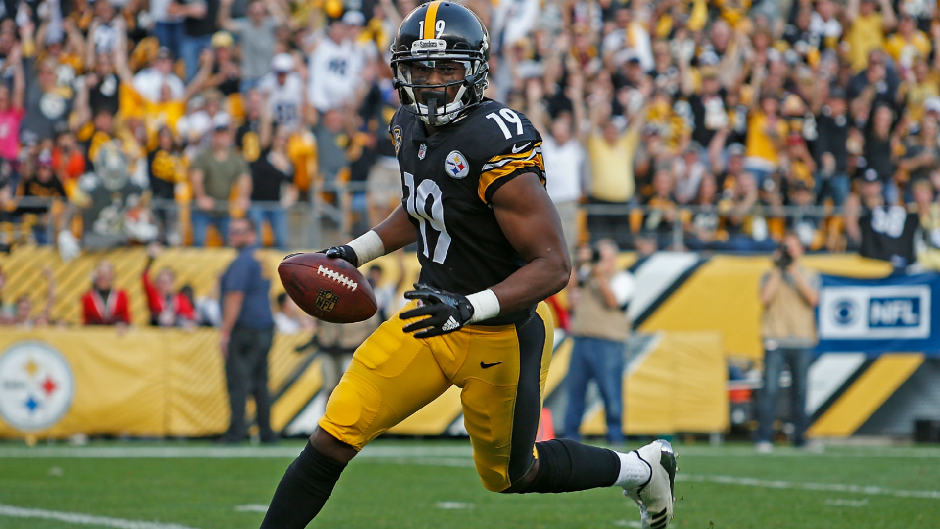 Suspended JuJu Smith-Schuster watches Sunday Night Football in Steelers helmet