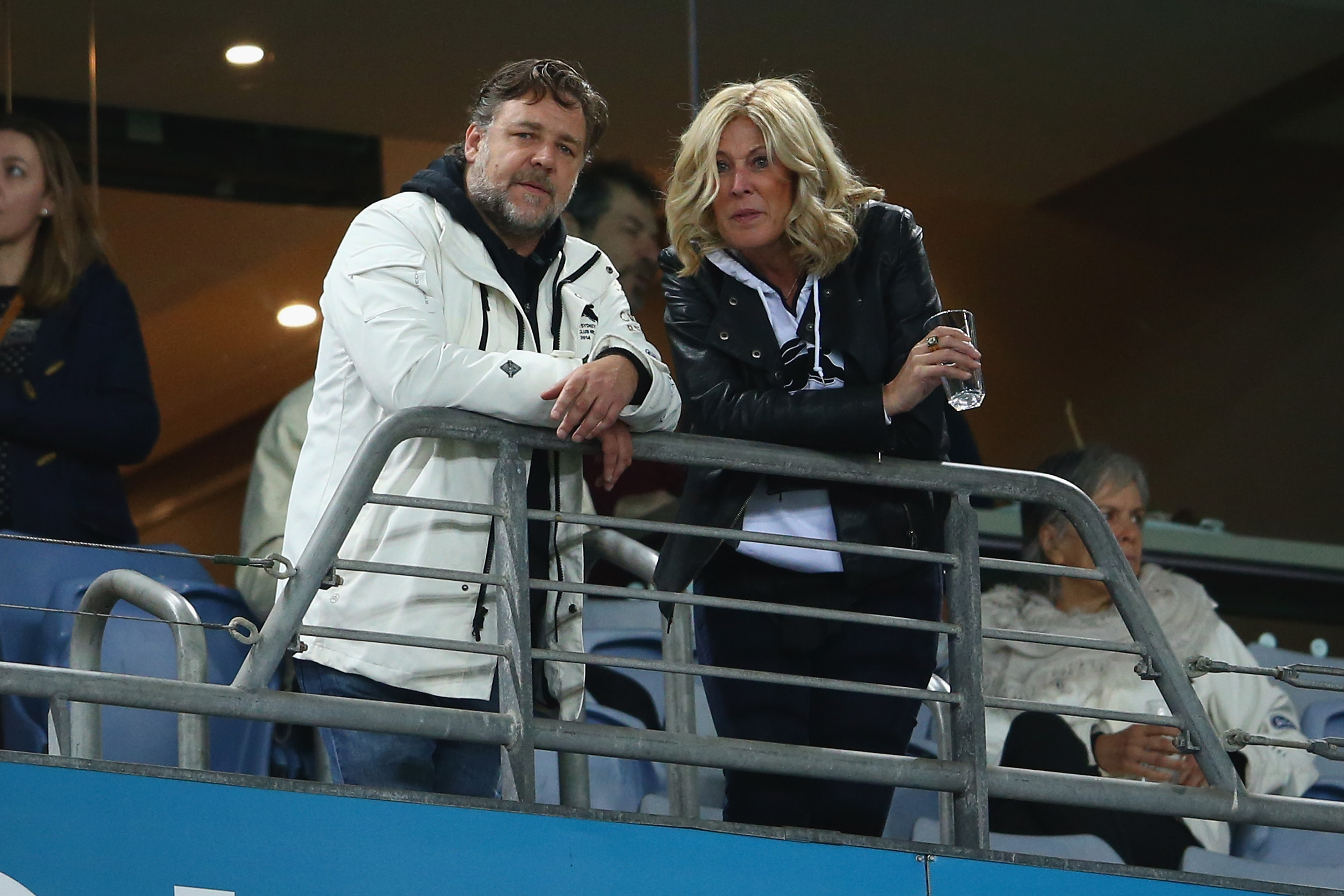 Julie burgess dating russell crowe