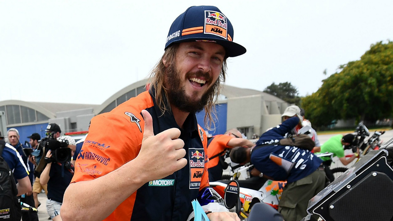 Sainz stays on Dakar title course