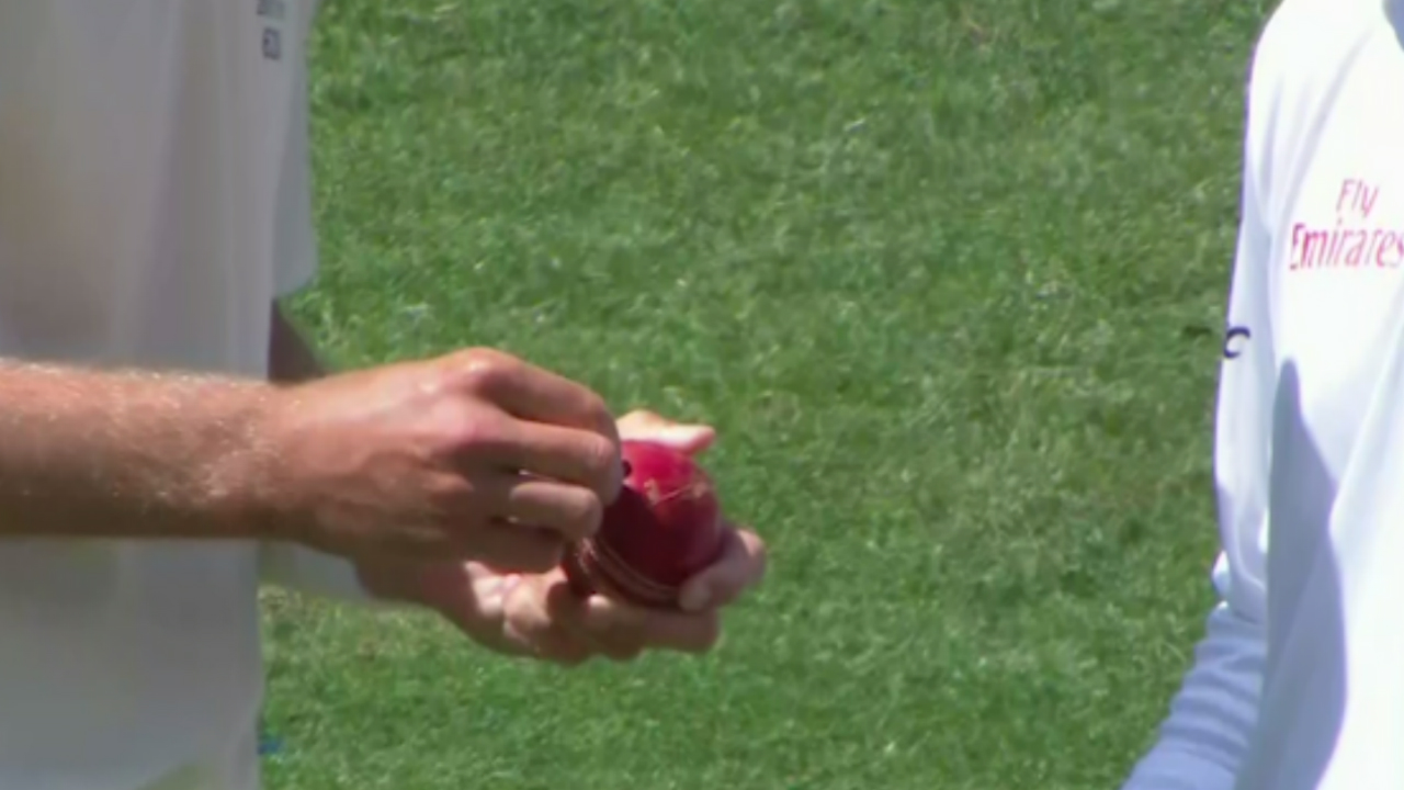 Ashes: Steve Smith hurts hand before Boxing Day Test